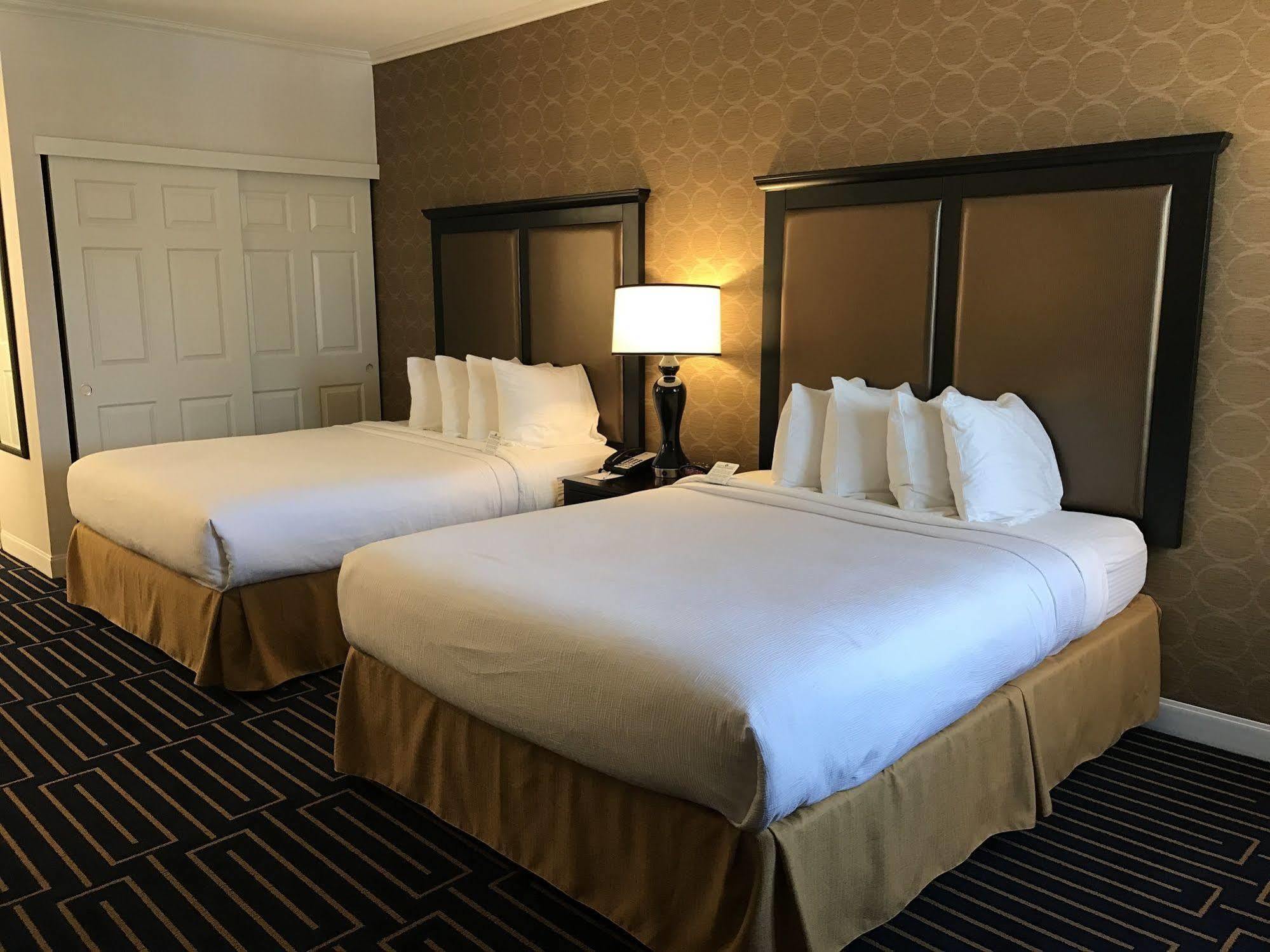Best Western Plus Palm Court Hotel Davis Exterior foto